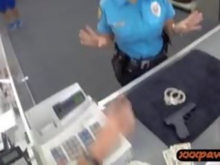 Ms polis officer blir spikade i en pantbank till tjäna kontanter