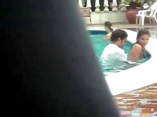 Koppel eikels in een publiek zwembad klem