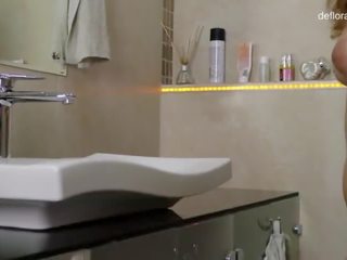 Фам fatale margaret robbie в в ванна кімната на позбавлення невинності канал