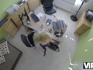 Vip4k. skaistule jeune femme donne une tête et écarte les jambes au bureau de prêt