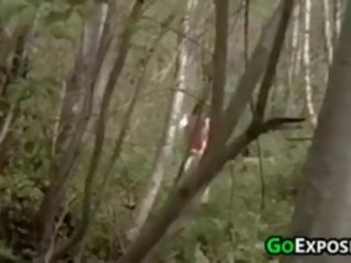 Nu meninas em o bosques