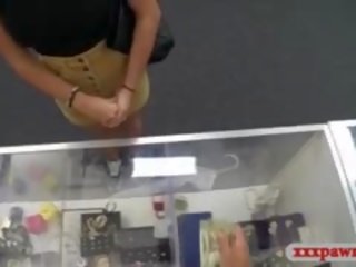 Голям бюст колеж любовница прецака при на pawnshop към печеля екстра пари в брой