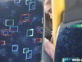 Youth šovi a pāris kam pieaugušais filma uz the autobuss