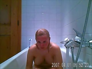 Pirang flatmate kejiret mudo at bathtub with hidden
