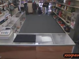 Customers съпруга съблазнява на pawn мъж и получава удряха