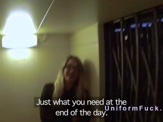 Polis officer fucks blondin i elevator