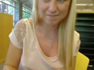 Blond exhibitionist im bibliothek