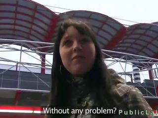 Ud pasarica bruneta inpulit și creampied în public